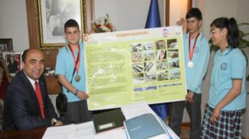 Nevzat Palta d&uuml;nya ikincisi olan &ouml;ğrencileri kutladı