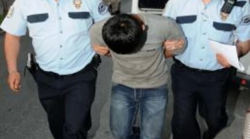 Acil serviste doktora silah &ccedil;ekti