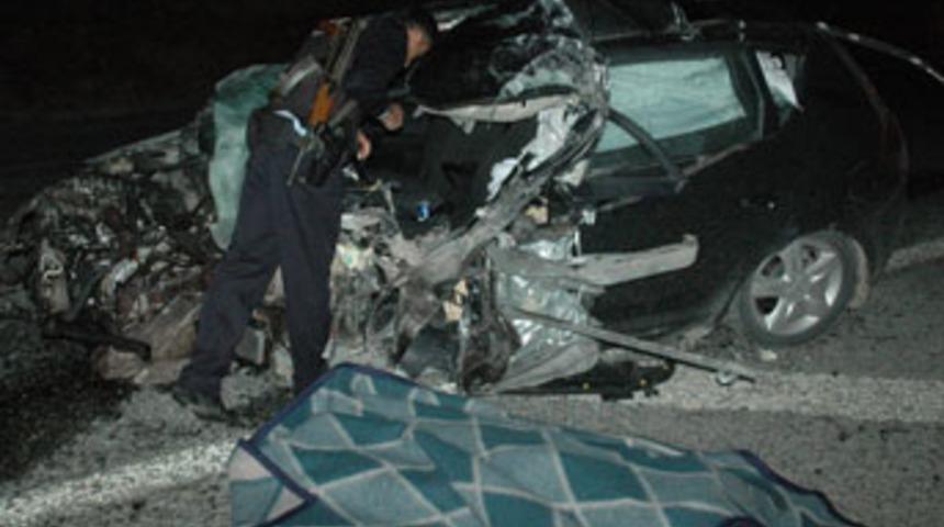 Otomobil ile minib&uuml;s &ccedil;arpıştı; 1 &ouml;l&uuml;