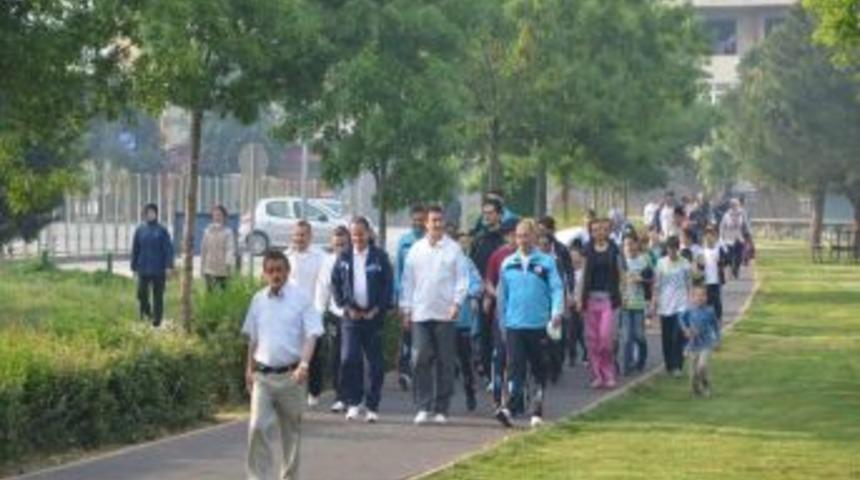 Başkan mahalleliyle sabah sporu yaptı