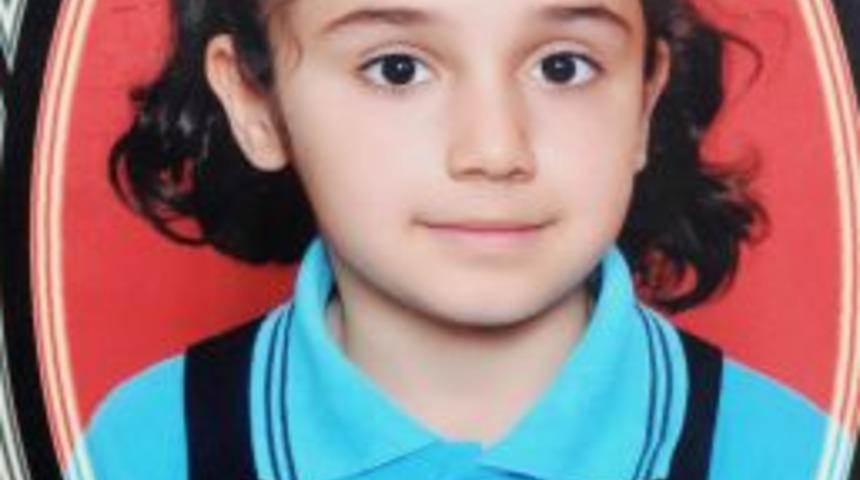 Karşıya ge&ccedil;mek isteyen &ccedil;ocuklara minib&uuml;s &ccedil;arptı: 2 yaralı