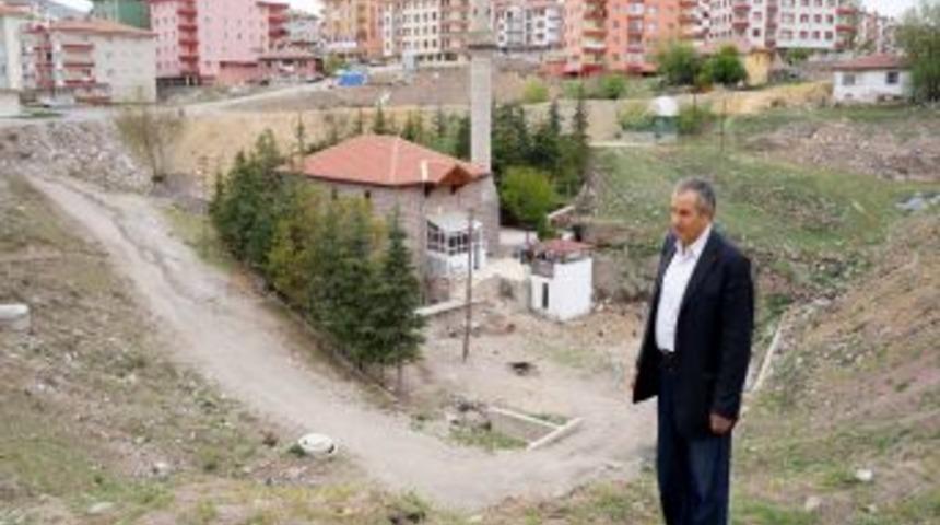 Tarihi caminin &ccedil;evresi toprak dolguyla kaplandı