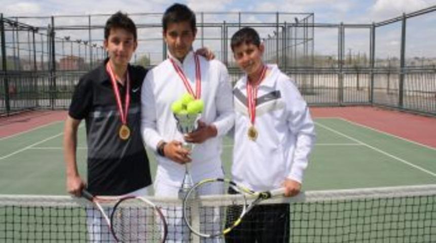 Kılı&ccedil;aslan Anadolu Lisesi, kort tenisinde şampiyon oldu