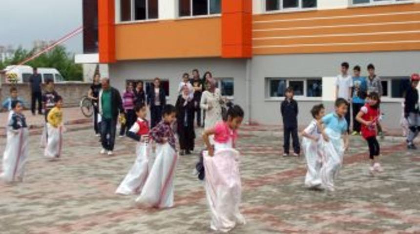 Erdemli Yıldırımhan ilk&ouml;ğretim okulundan &ldquo;Bahar şenliği&rdquo;