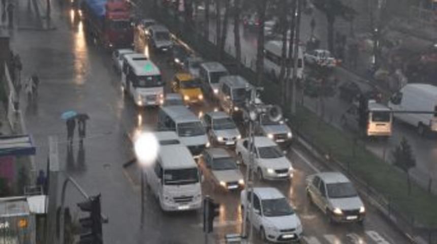 Tatvan&rsquo;da yollar, yağmur suyuyla g&ouml;le d&ouml;nd&uuml;