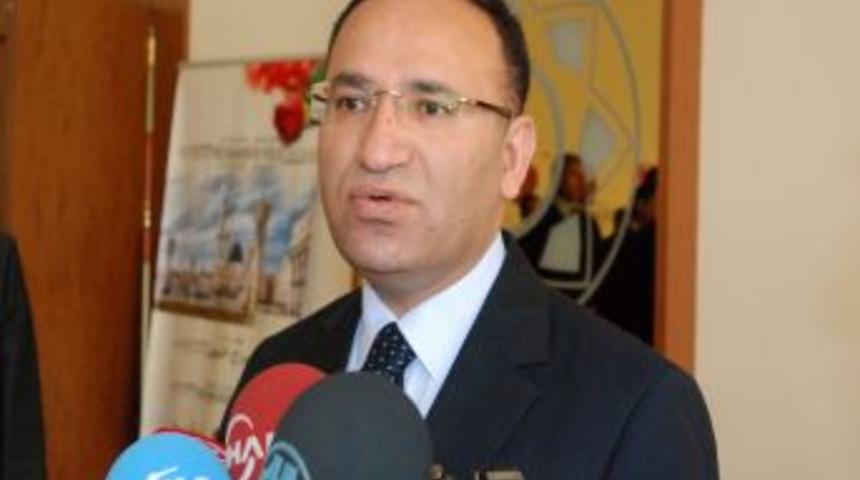 Bozdağ: Omuzlarında r&uuml;tbesi olmayan r&uuml;tbelileri eleştirmek lazım