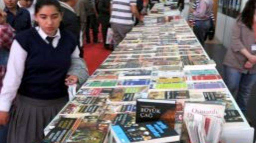 Malatya'daki kitap fuarı 4 g&uuml;nde 200 bin kişiyi ağırladı