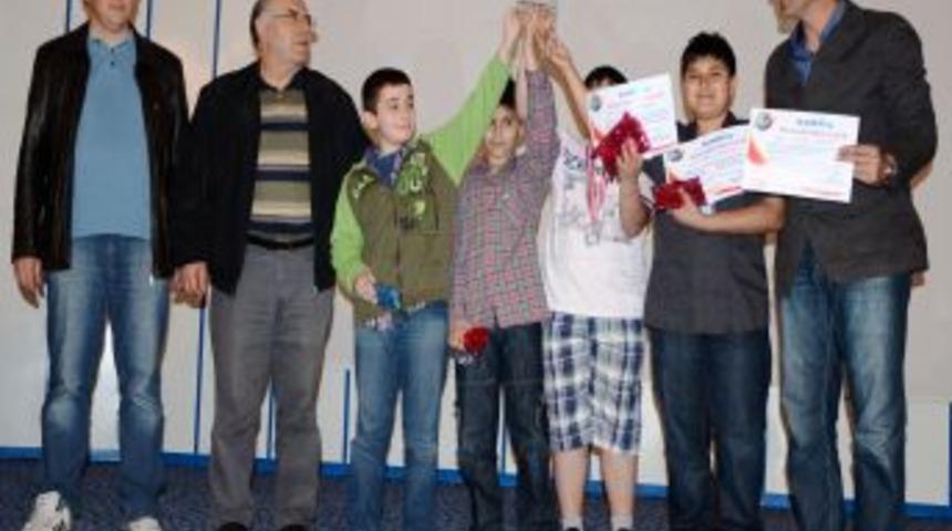 &Ouml;zel Ufuk'un &ouml;d&uuml;l t&ouml;reni, g&ouml;rsel ş&ouml;lene sahne oldu