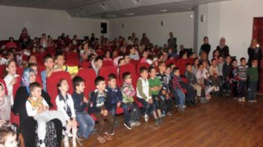 Oflu minikler masal kahramanlarıyla hem &ouml;ğrendi hem eğlendi