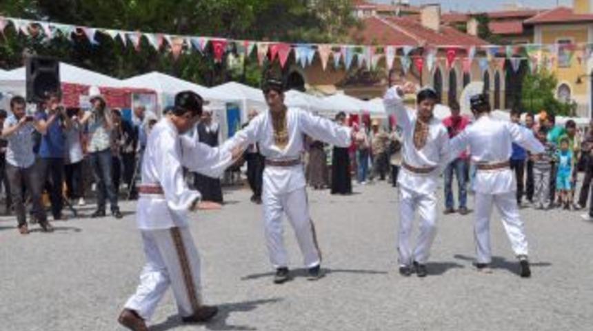 33 &uuml;lkenin &ouml;ğrencileri, Yunus Emre&rsquo;nin diliyle &uuml;lkelerini tanıttı