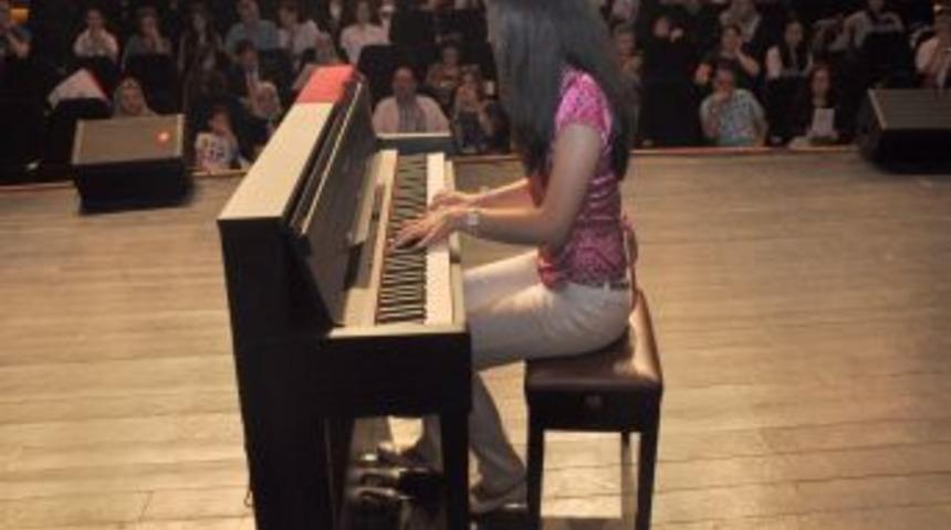 420 k&uuml;&ccedil;&uuml;k piyanist h&uuml;nerlerini sergiledi