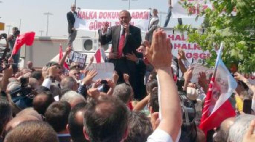 Havalimanında G&uuml;rsel Tekin izdihamı