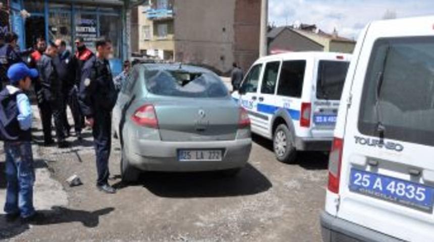 Kadın saldırgan, kahvehanenin &ouml;n&uuml;nde arabayı par&ccedil;aladı, kimse g&ouml;rmedi!