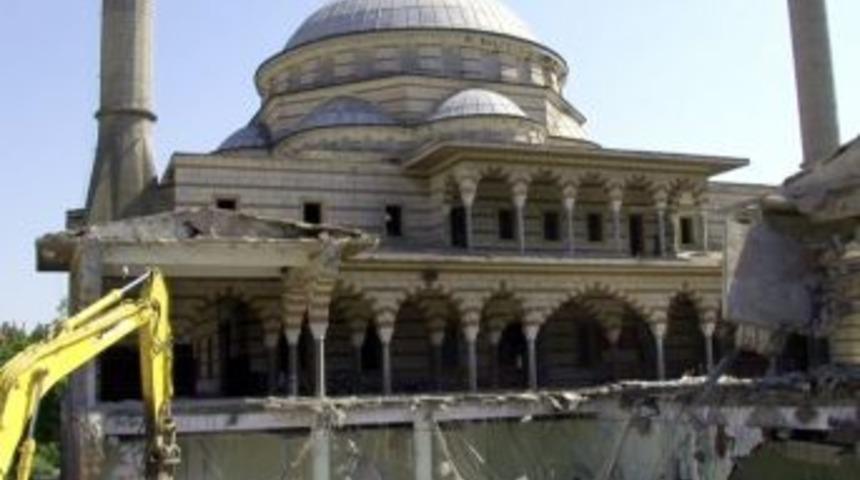 Marmara İlahiyat Vakfı Camii'nin yıkımına başlandı