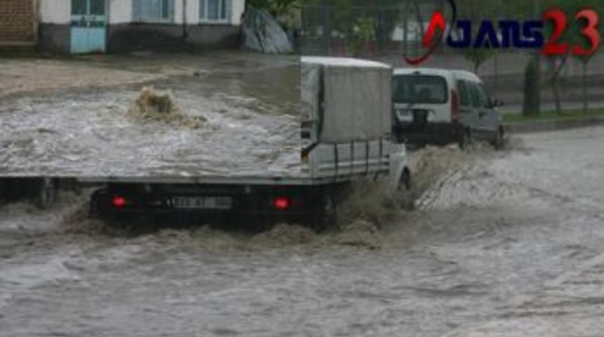 Sağanak yağış hayatı felç etti
