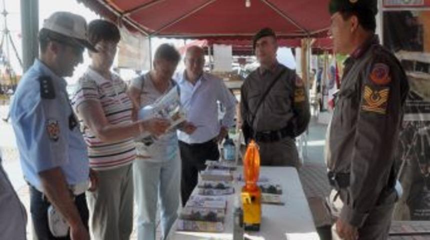 Minikler b&uuml;y&uuml;klerinden trafikte kurallara uymasını istedi