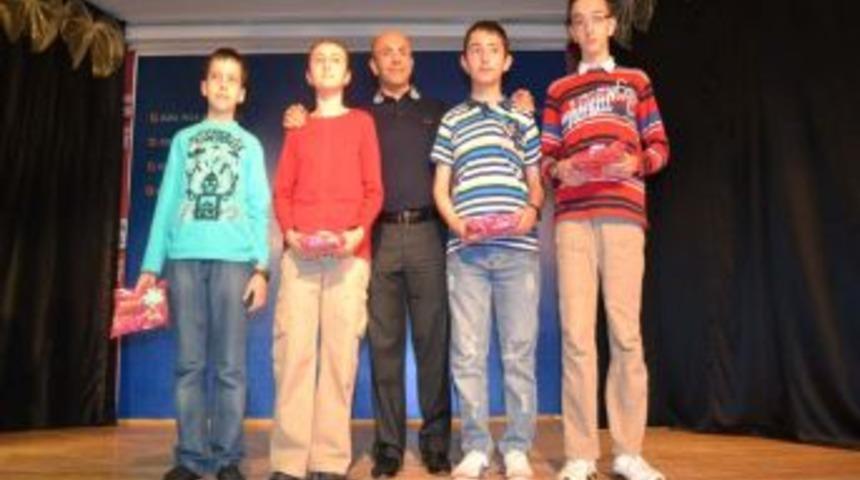 Feza'dan başarılı &ouml;ğrencilere 200 bin TL&rsquo;lik burs