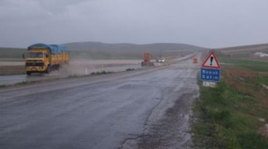 Yozgat'ta sağanak yağış yolları g&ouml;le &ccedil;evirdi