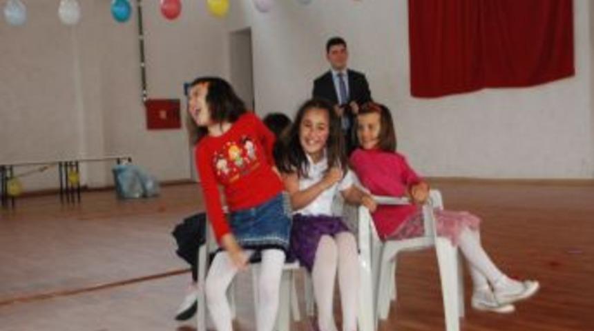 Minik öğrenciler yarışmalarda doyasıya eğlendi