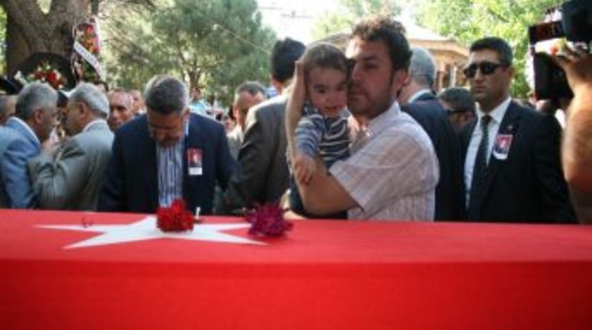 Bergama şehidini g&ouml;zyaşlarıyla uğurladı