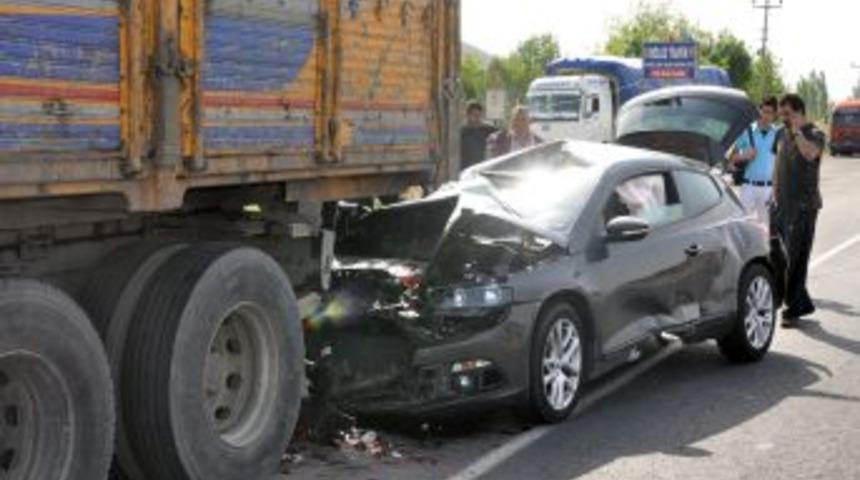 Hurdaya dönen otomobilden sağ çıktı