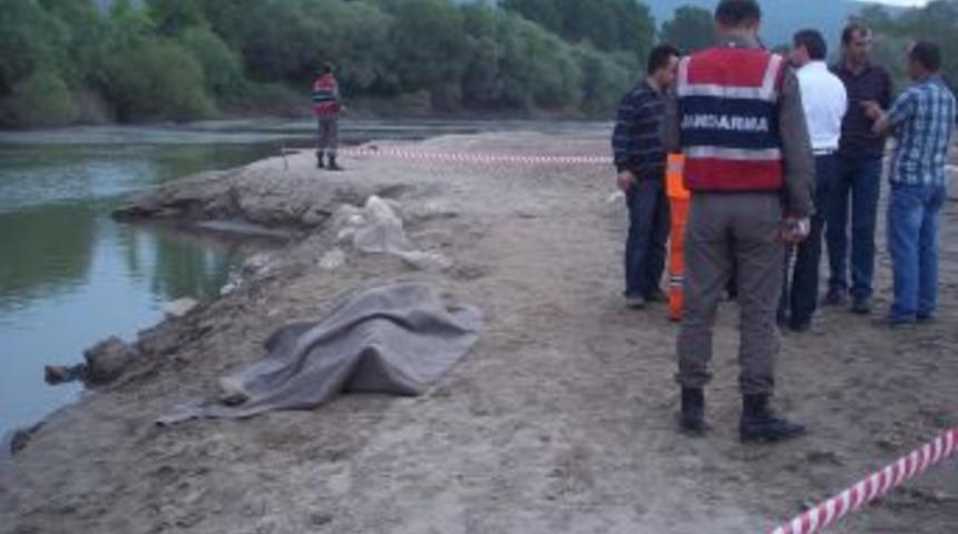 Trakt&ouml;rle dereye d&uuml;şen &ccedil;ift&ccedil;inin cansız bedeni 5 g&uuml;n sonra bulundu