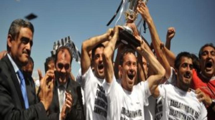 Nazilli Belediyespor'a kupasını Başkan Demir&ouml;ren verdi