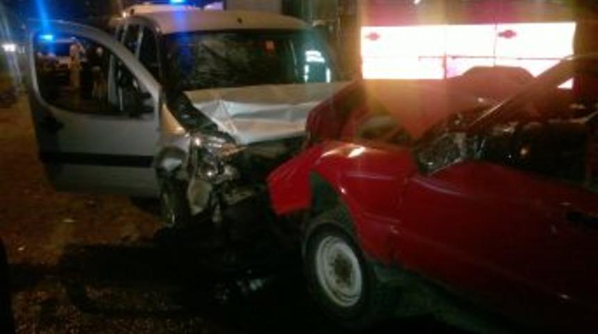 Kamyonetler kafa kafaya &ccedil;arpıştı: 3 yaralı