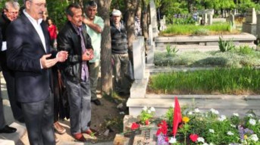 Kılı&ccedil;daroğlu, Deniz Gezmiş'in mezarını ziyaret etti