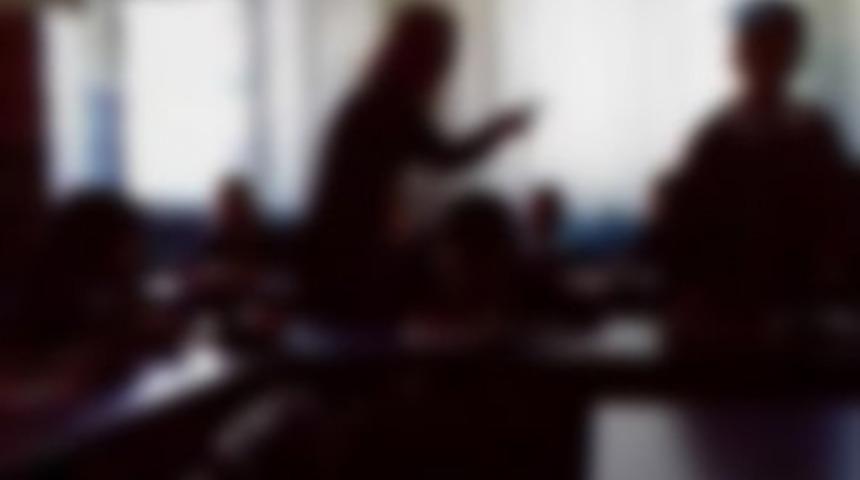 &Ouml;ğretmene sınıfta veli dayağı