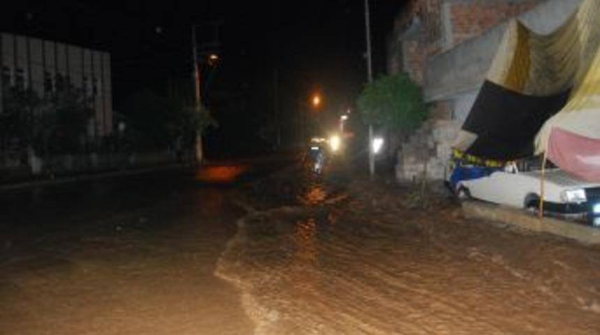 Kozan'da cadde, yol, tarla, ev ve iş yerleri su altında kaldı