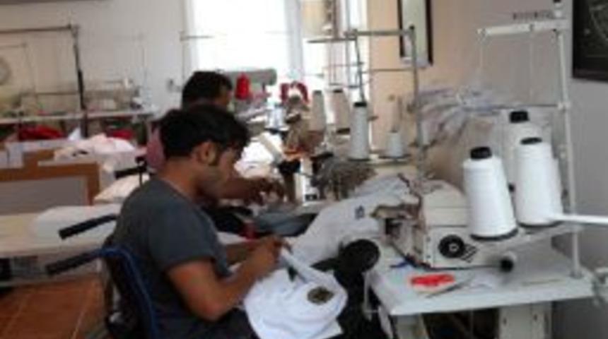 Omurilik fel&ccedil;liler, yaz okuluna gidecek &ccedil;ocuklar i&ccedil;in forma &uuml;retiyor