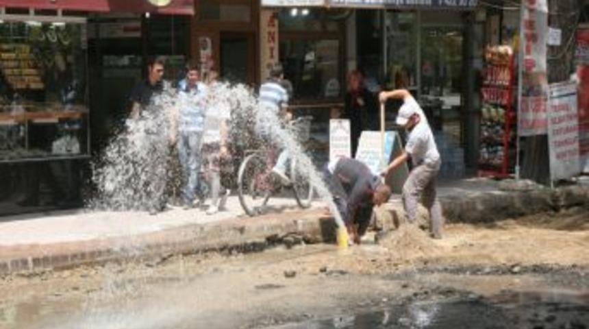 Patlayan su borusu caddeyi su i&ccedil;inde bıraktı