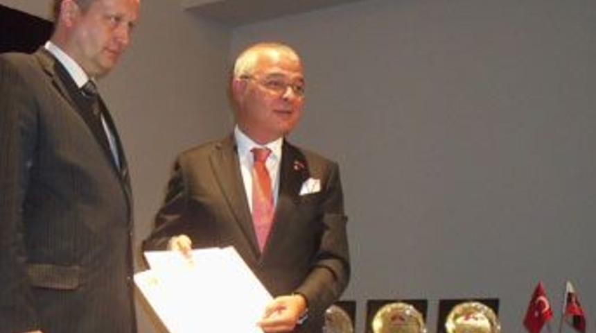 Dr. Ş&uuml;kr&uuml; Vural'a b&uuml;y&uuml;k onur