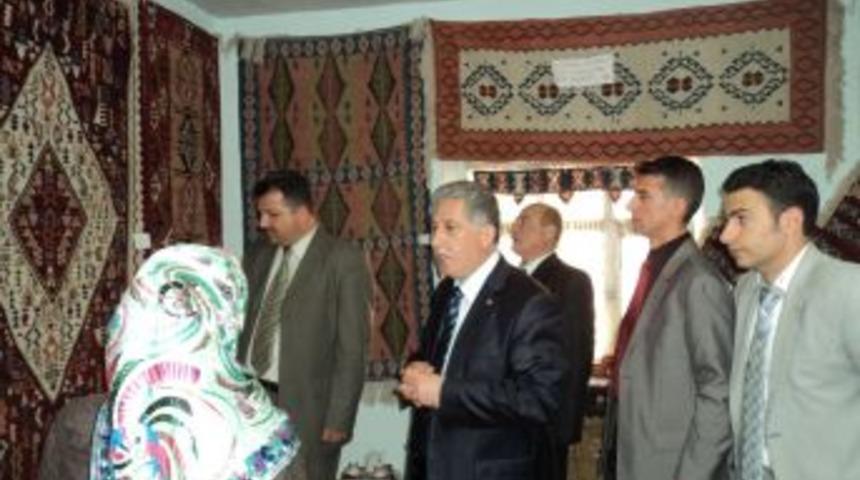 Yeşilli'de y&ouml;resel kilim dokuma kursu sergisi a&ccedil;ıldı