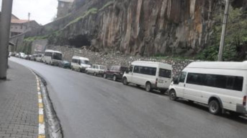 Y&uuml;ksek kesimlerden kopan kayalar, vatandaşları korkutuyor