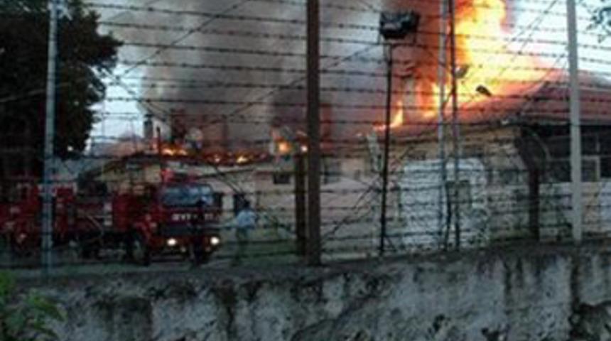 Balıkesir Cezaevi alev alev yandı