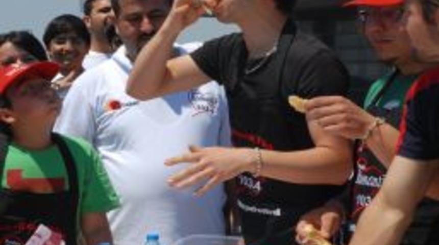 Binlerce İzmirli, boyoz festivali i&ccedil;in Kordon'a akın etti