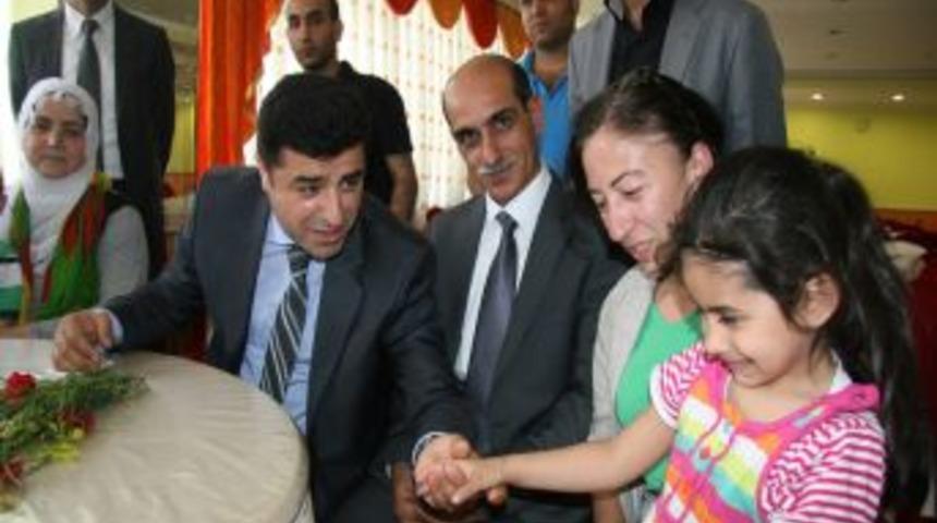 BDP'li Demirtaş: Başbakan daha iyisini yapsın, kendisi canlı kalkan olsun