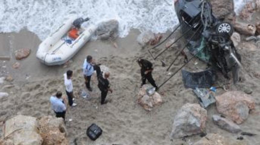 Otomobil denize u&ccedil;tu: 1 &ouml;l&uuml;, 3 yaralı