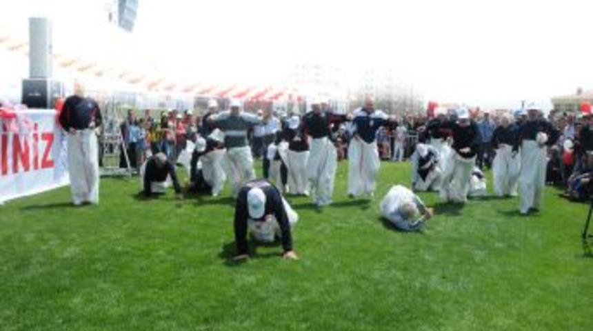 Yaşlılar yoğurt yiyip &ccedil;uvalla yarışarak eğlendi