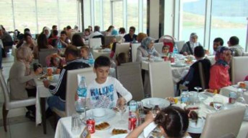 Depremzedeler, Van g&ouml;l&uuml; yerine Yamula Barajı&rsquo;nda hafta sonunu ge&ccedil;irdi