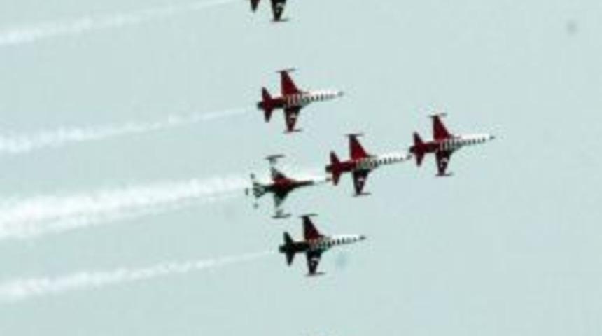 T&uuml;rk Yıldızları'nın g&ouml;sterisi yağmur ve r&uuml;zgar sebebiyle kısa s&uuml;rd&uuml;