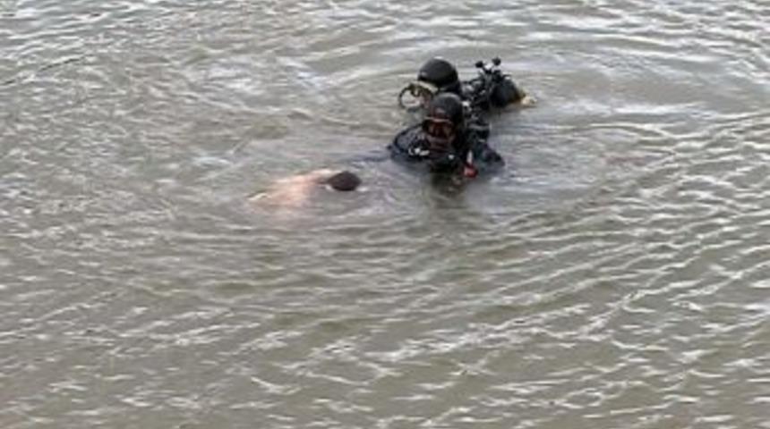 Serinlemek i&ccedil;in g&ouml;lete giren iki arkadaş boğuldu