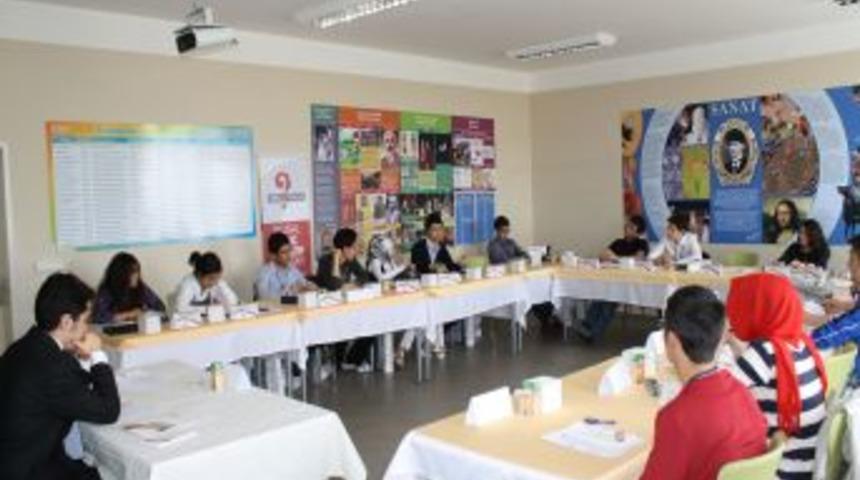 Gen&ccedil;ler medyayı tartıştı: Medya, ter&ouml;r olaylarını ayrıntılı olarak vermesin