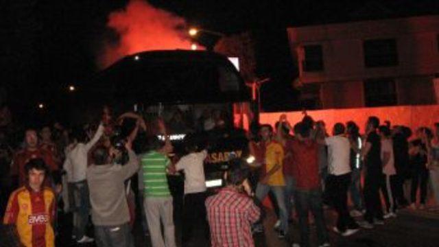 Galatasay kafilesi Metin Oktay Tesisleri'ne geldi