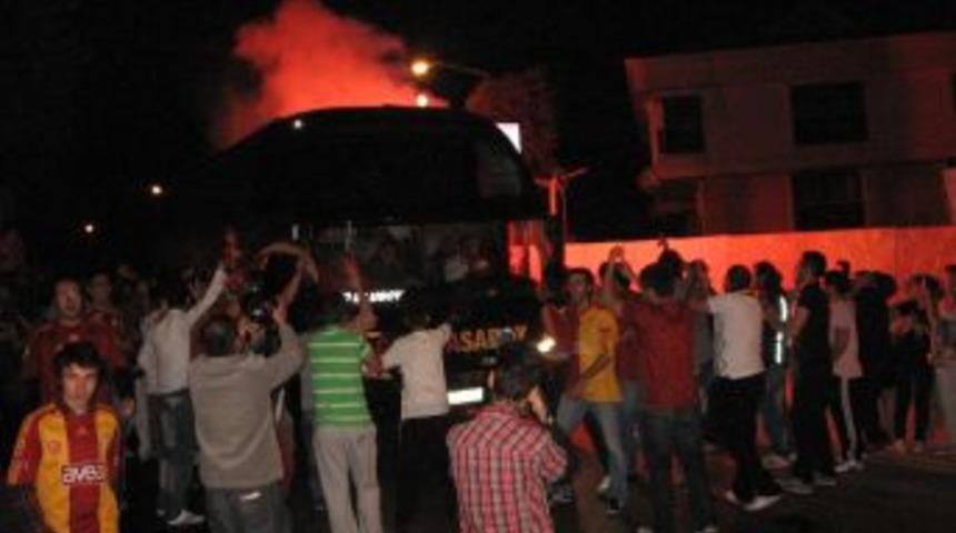 Galatasay kafilesi Metin Oktay Tesisleri'ne geldi