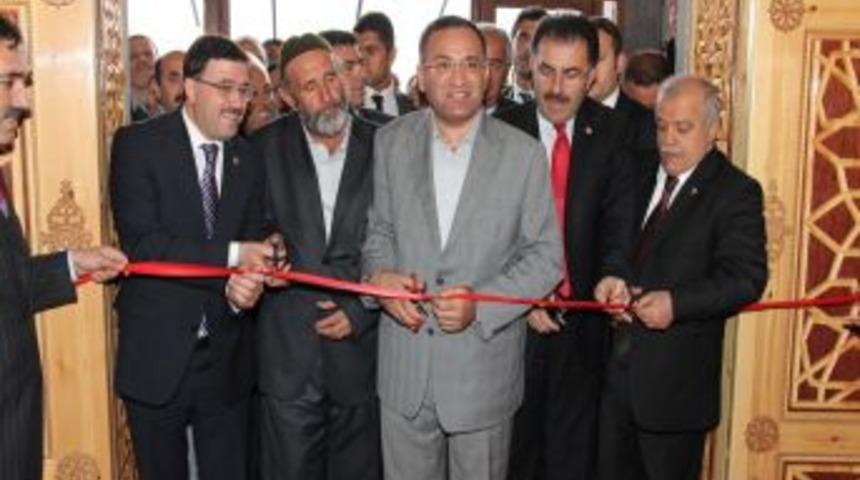 Bozdağ: Camiler insanların g&ouml;n&uuml;l b&uuml;t&ccedil;esinden yapılan mabetlerdir