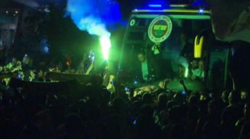 Fenerbah&ccedil;e'ye coşkulu karşılama
