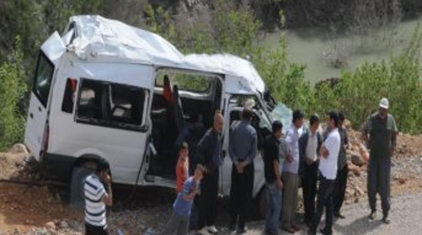 Minib&uuml;s şof&ouml;r&uuml; Kallık&ccedil;ı hayatını kaybetti